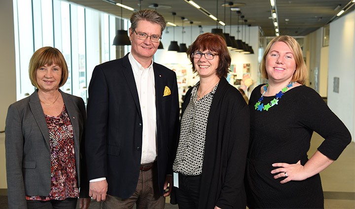 Gun Abrahamsson, Sven Helin, Pia Bro-Nygårdhs and Ida Andersson-Norrie are standing in front of a cafeteria at Örebro University. They all look happy.