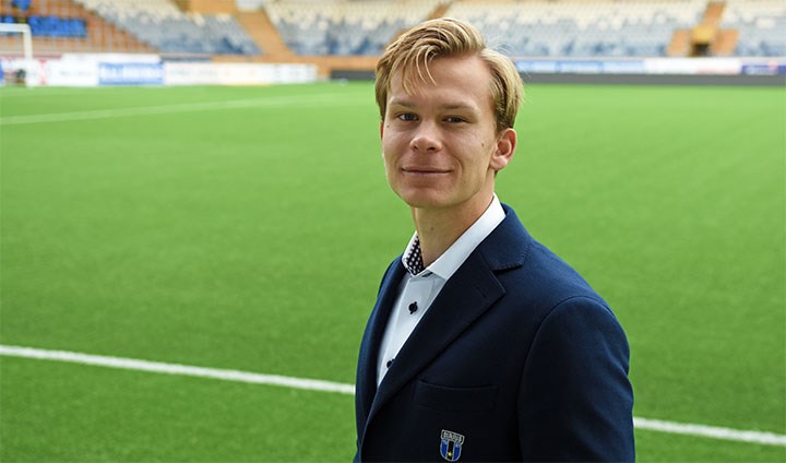 Martin Sirén på en fotbollsplan.