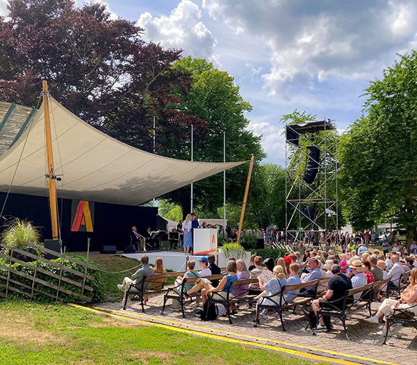 Publik framför en scen i Almedalen