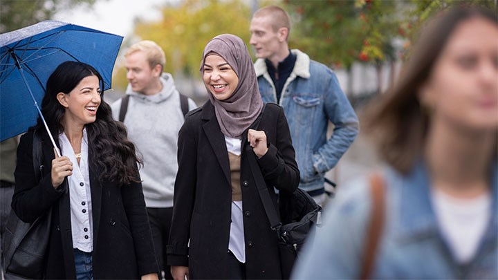 Studenter på campus. 