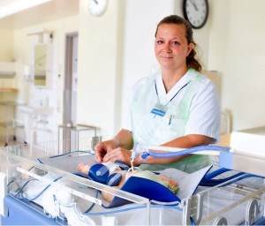 Specialistsjuksköterska Emma Olsson i sjukhusmiljö.