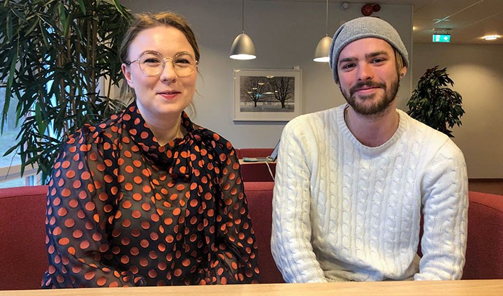 Therese Wassberg och Anton Nilsson sitter bredvid varandra i en soffa.