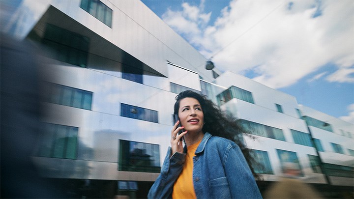 En kvinna står utanför Kulturkvarteret i Örebro och pratar i telefon.