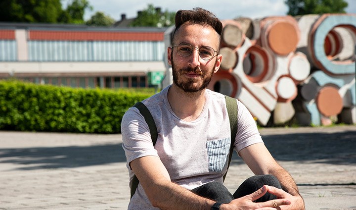 Hany Hachem fotad utomhus på Campus Örebro. 