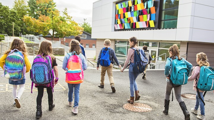 Elever på väg in på skola