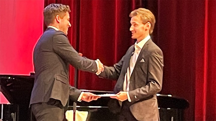 Programansvarig Karl Olsson delar ut diplom till studenten Eddie Culldal.