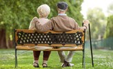 Äldre par på parkbänk