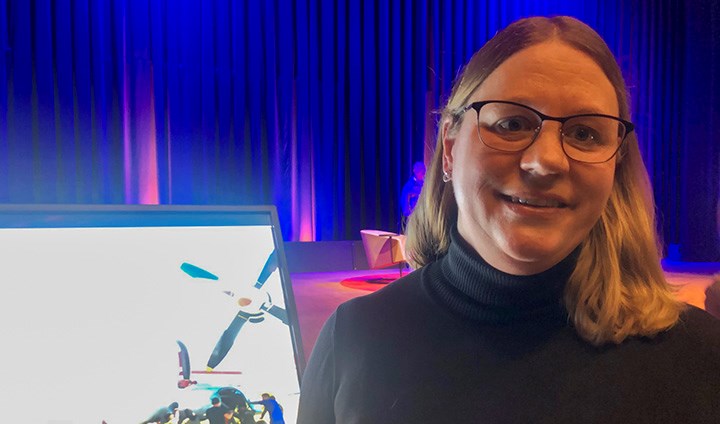 Karin Hugelius med foto på flygplan som flyttas av människor. 