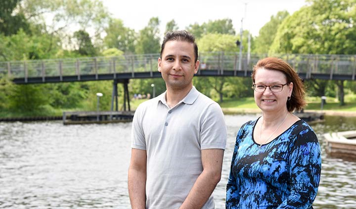 Forskarna Jana Jass och Faisal Ahmad Khan vid Svartån nedanför Naturens Hus i Örebro