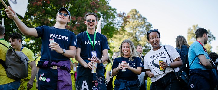 Studenter på Örebro universitet som har roligt under introduktionen.