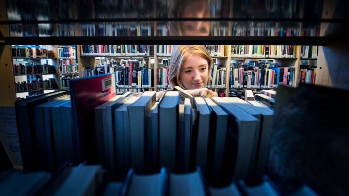 Bild av Örebro universitet student i biblioteket