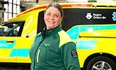 Karin Hugelius framför en ambulans. 