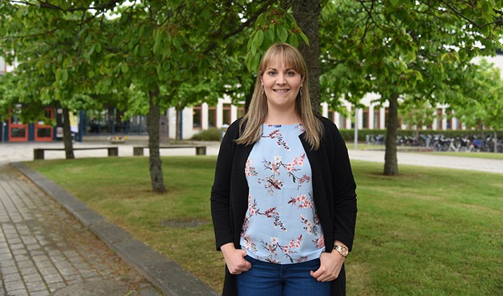 Irene Rapado utanför Örebro universitet