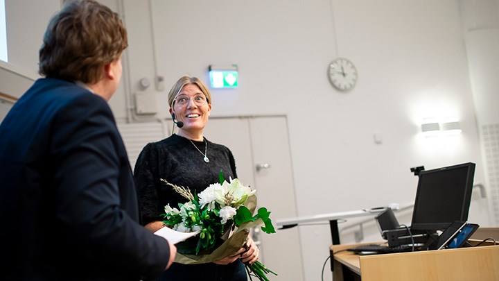 Åsa Källström och Viktor Breström, vice ordförande med utbildningspolitiskt ansvar, Örebro studentkår. Åsa har en bukett blommor i handen. 