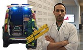 Ett montage av två bilder. En ambulans med blåljus och öppen baklucka och ett porträtt på Shahin Mohseni i vita sjukhuskläder.