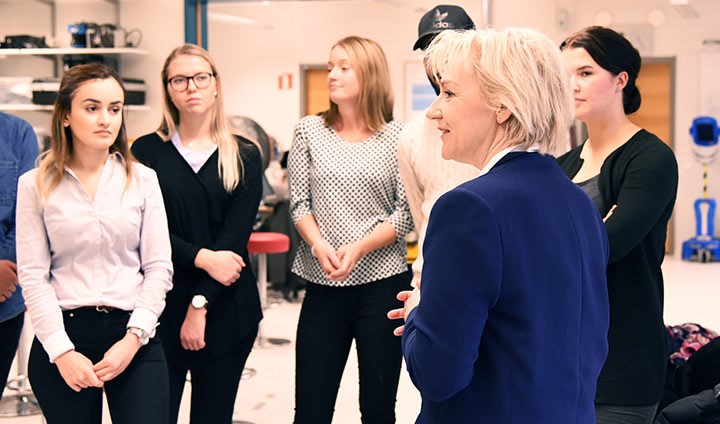 Helene Hellmark Knutsson pratar med studenter på civilingenjörsprogrammet