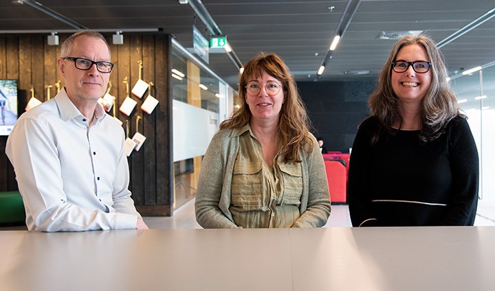 Fredrik Karlsson, Annika Andersson och Karin Hedström sitter vid ett bord. 