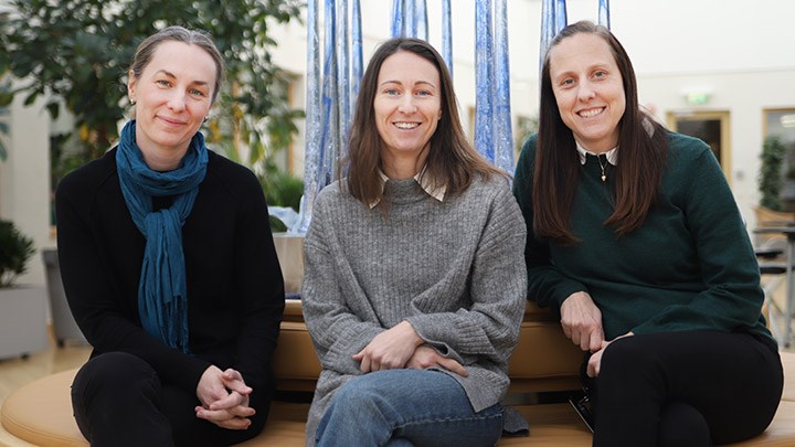 Sofia Bergbom, Terese Glatz och Sara Edlund sitter på rad med en blå spetsig glasstaty i bakgrunden. 