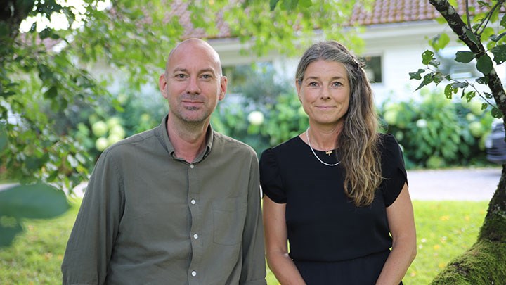 Henric Bagerius och Petronella Ekström på bild tagen utomhus i sommargrönska. 