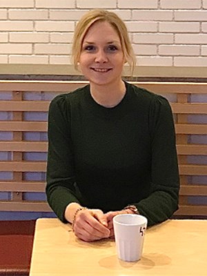 Carolin Zorell sitter i restaurangen med en kaffekopp.