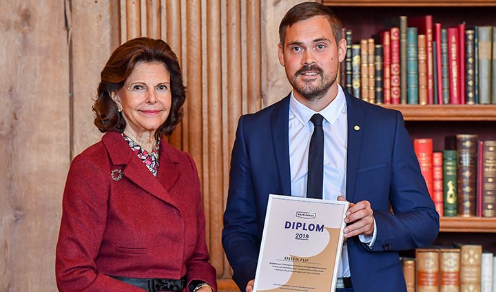 Fredrik Alm fick ta emot diplom från Drottningen på Majblommans årliga diplomceremoni. Foto:Jonas Ekströmer 