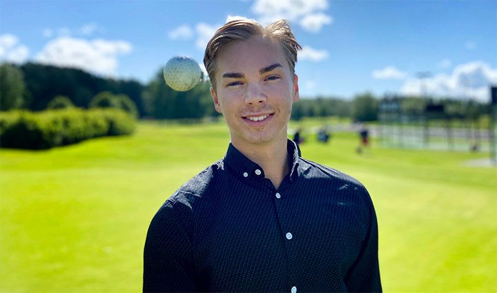 Hannes Rydell på en golfbana.