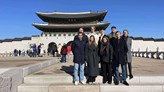 Örebrostudenter  framför Gwanghwamun, huvudporten till Gyeongbokgung-palatset i Seoul.