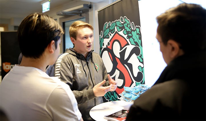 Sebastian Wedenberg pratar med två studenter under minglet.