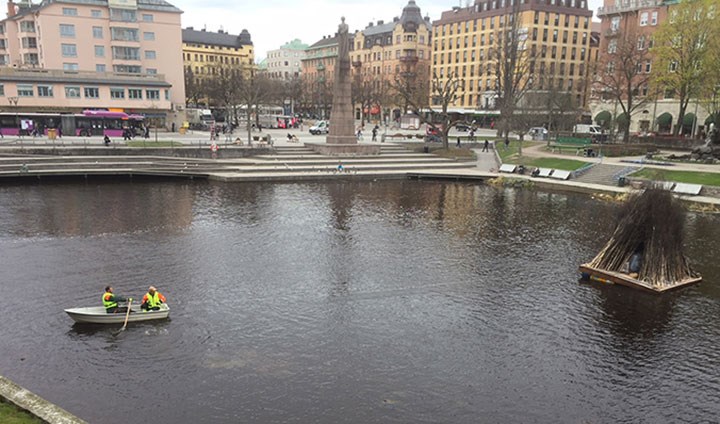 Flotten bogseras ut i Svartån