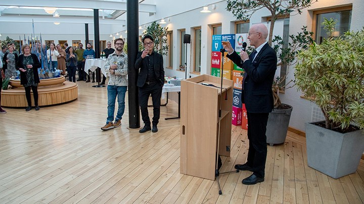 Rektor Johan Schürer invigningsskålar det nya namnet.