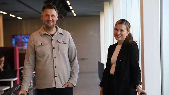 Studenter går genom Novahuset på campus.