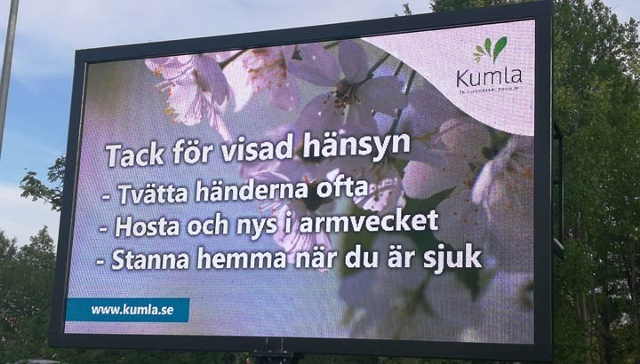 Storbildsskärm från Kumla med instruktioner för att undvika Covid 19 