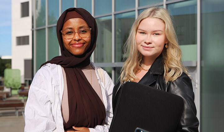 Ghada Mahamed och Michaela Eriksson framför Novahuset.  