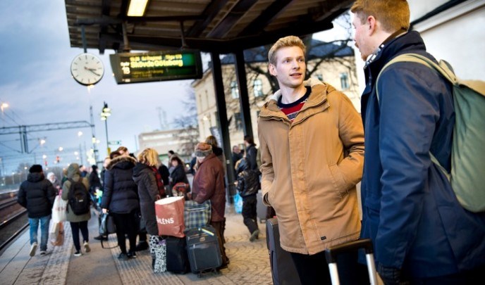 people arrive at Örebro resecentrum