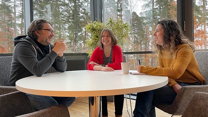 Steffen Keiter, Jana Geuer and Manon Fallet sitting around a table in front of a window