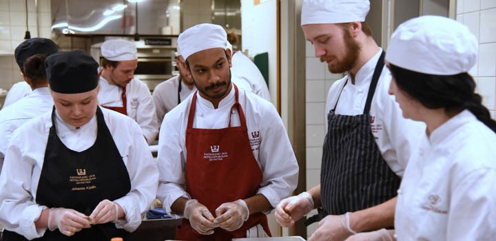 förberedelse årshögtid i kök