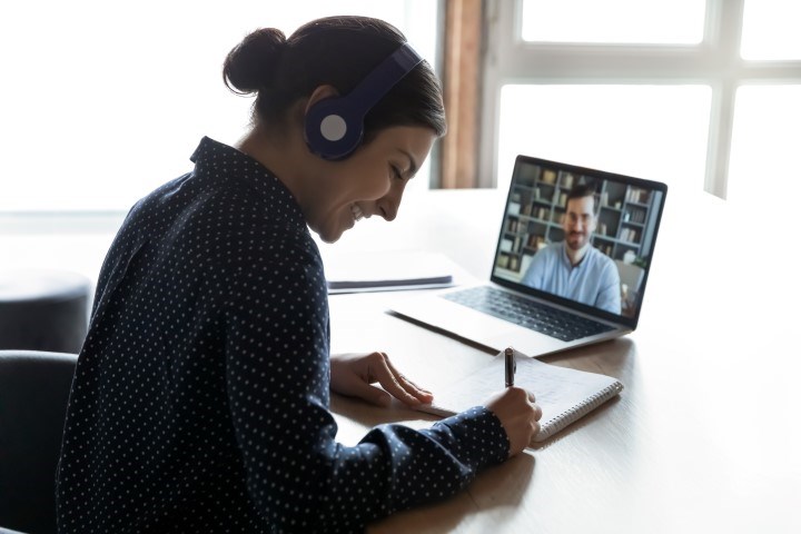 Kvinnlig student i digitalt möte