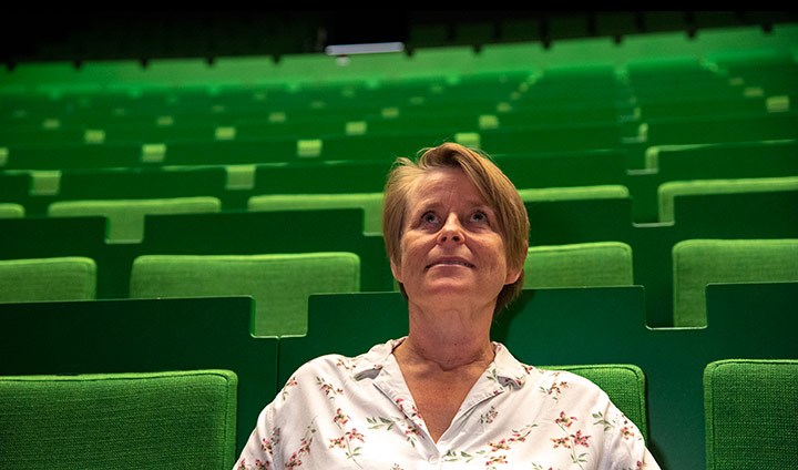 Maria Jansson i en fejkad biosalong (Aula Nova)