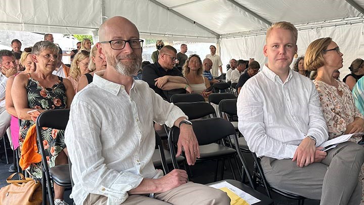 Magnus Lodefalk och riksdagsledamoten Adrian Magnusson (S) sitter i ett tält.