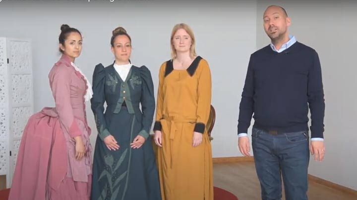 Nadin Aldeeb, Katrin Wieder och Erica Algotsson i historiska klänningar  tillsammans med Henric Bagerius.