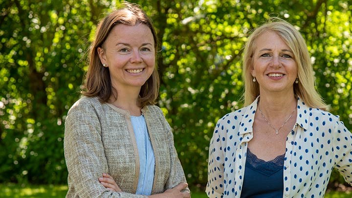 Sabina Du Rietz och Anna Kremel framför grönska