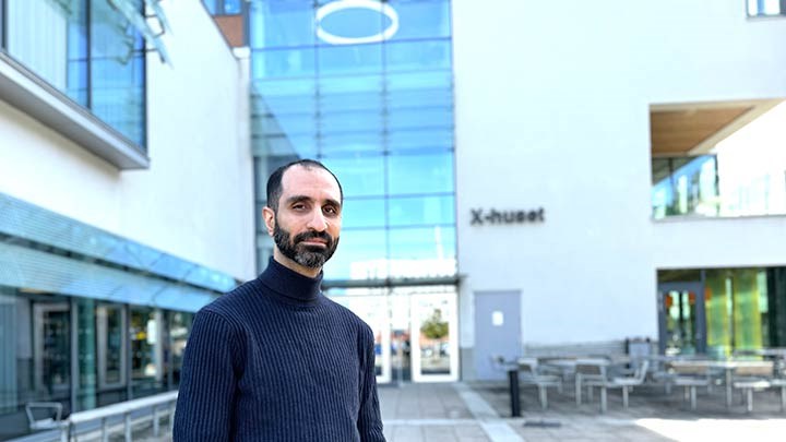 Ahmed Al-Wandi utanför campus USÖ