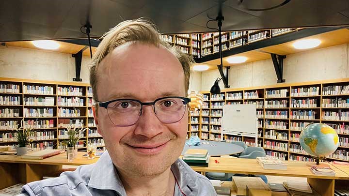 Jonatan Leer i ett bibliotek