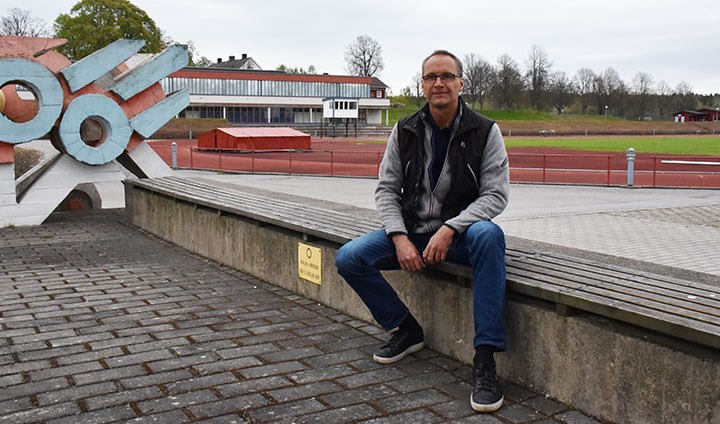 Björn Tolgfors sitter på en bänk.