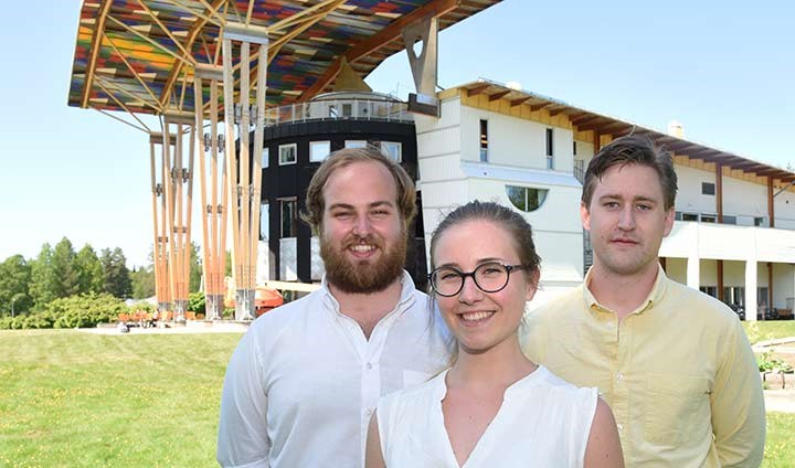 Markus Ekman, Amanda Olsson and Carl Klasén in front of the School of Hospitality, Culinary Arts and Meal in Grythyttan.