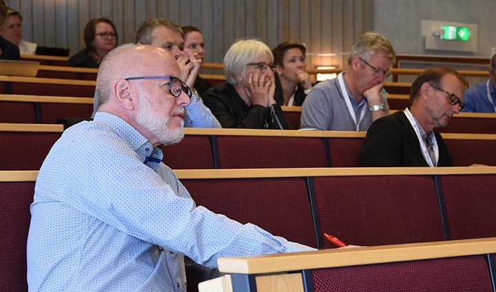 Krister Persson sitter och lyssnar i en aula.