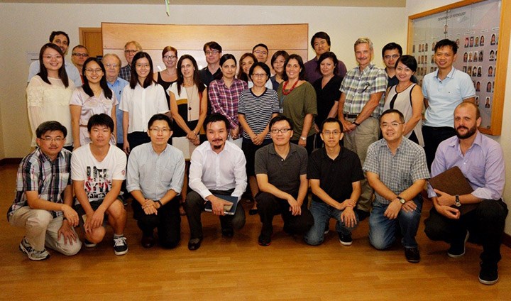 Lärarkåren i psykologi på National University of Singapore. Professor Steven J Linton från Örebro universitet står i rad två.