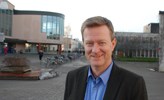 Professor Mikael Quennerstedt vid några byggnader på Örebro universitet.