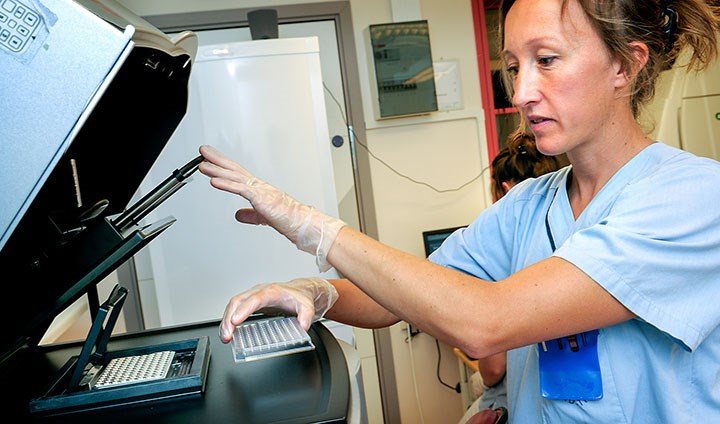 Gisela Helenius i labmiljö.