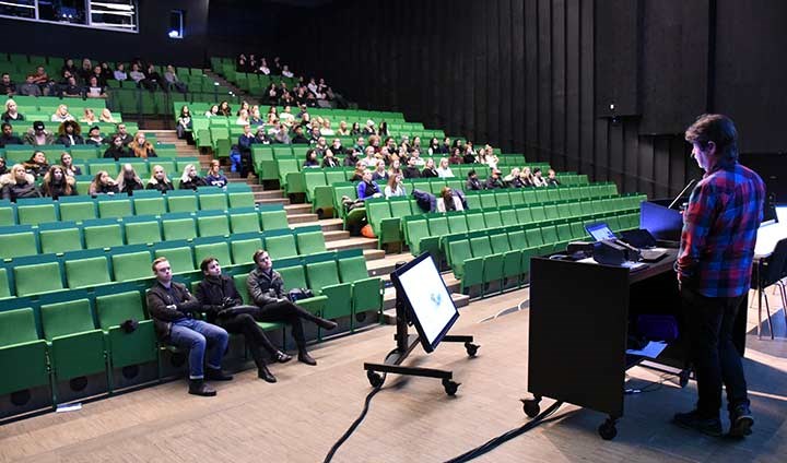 Aula Nova med gymnasieelever.